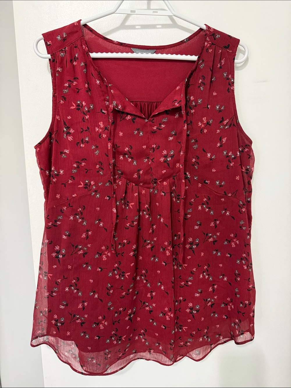 Women's Sleeveless Floral Pleated burgundy Top